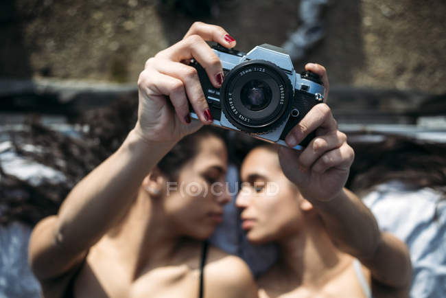 Couple lesbienne portant de la lingerie — Photo de stock