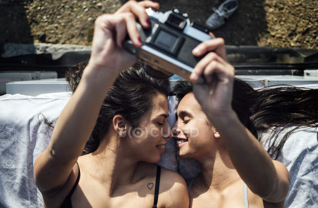 Couple lesbienne portant de la lingerie — Photo de stock