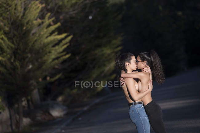 Topless lesbian kissing embrace — Stock Photo
