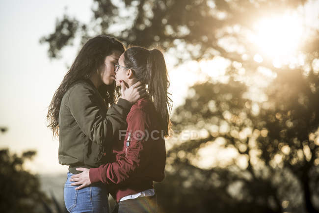 Jovem lésbicas casal beijos — Fotografia de Stock