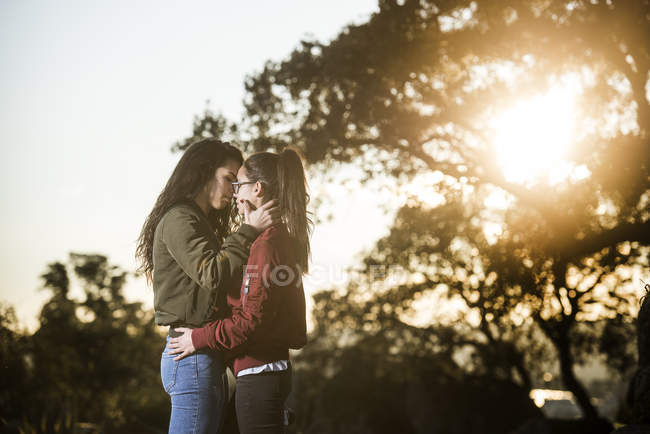 Молодая пара лесбиянок целуется — стоковое фото