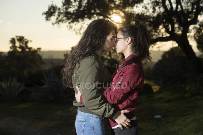 Молодая пара лесбиянок целуется — стоковое фото