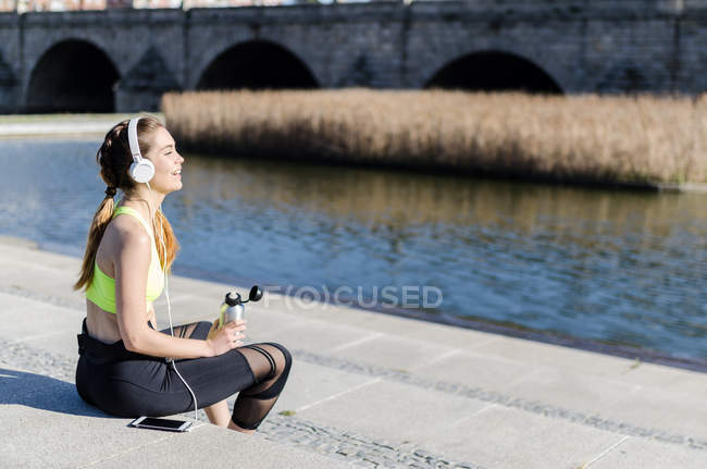 Mujer descansando y escuchando música - foto de stock