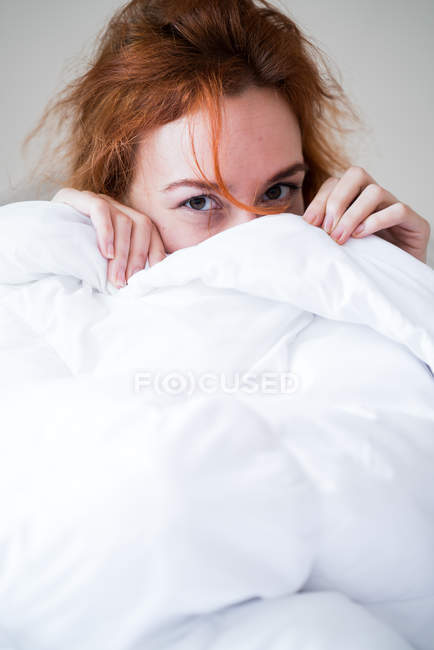 Mujer alegre en la cama - foto de stock