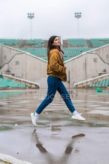 Молода мила дівчина на покинутому стадіоні — стокове фото