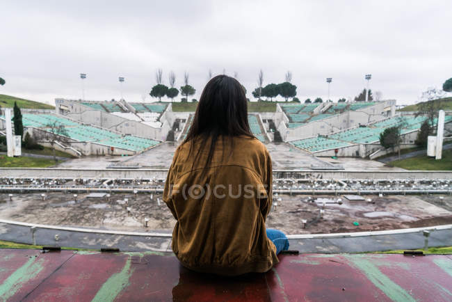 Menina bonito jovem no estádio abandonado — Fotografia de Stock