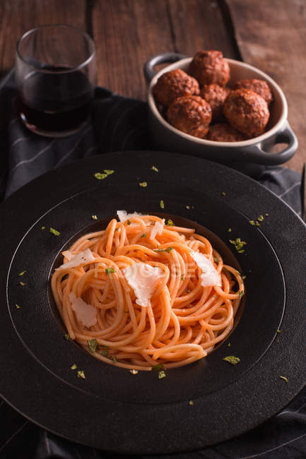 Спагетти с фрикадельками и томатным соусом — стоковое фото