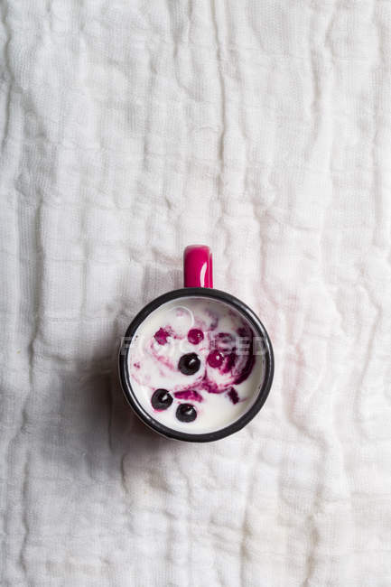 Йогурт з ягід в чашці — стокове фото