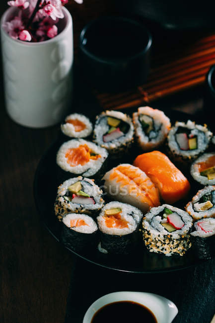 Sushi servido en mesa de madera - foto de stock