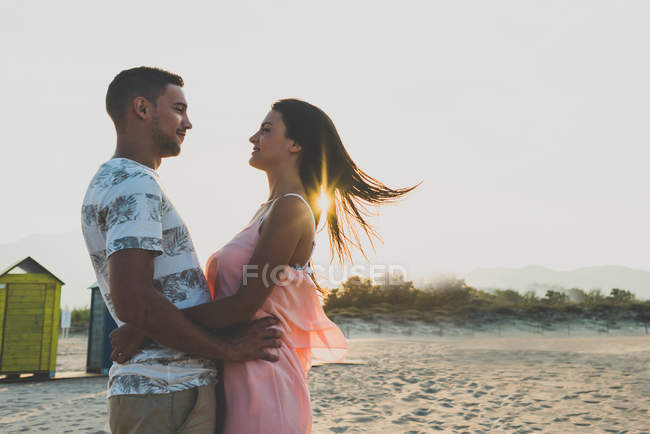 Couple heureux sur la plage — Photo de stock