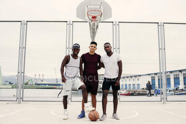 Hombres confiados con baloncesto - foto de stock
