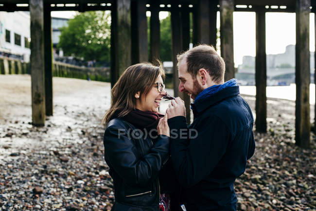 Paar lächelt an der Küste — Stockfoto