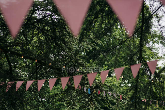 Веревка с разноцветными лоскутами — стоковое фото