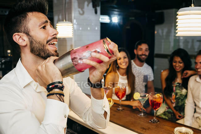 Menschen beobachten Barkeeper in Bar — Stockfoto
