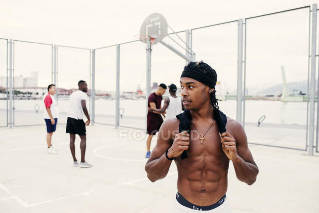 Homme sur terrain de sport basket — Photo de stock