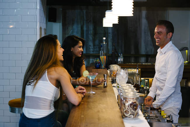 Женщины, пьющие в баре — стоковое фото
