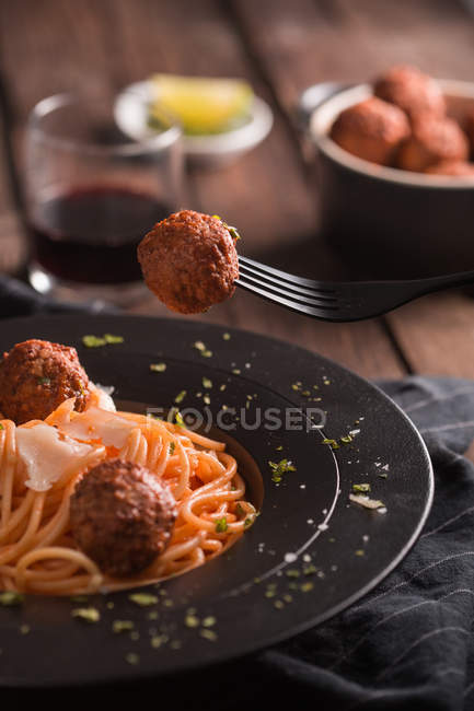 Spaghetti with meatballs and tomato sauce — Stock Photo