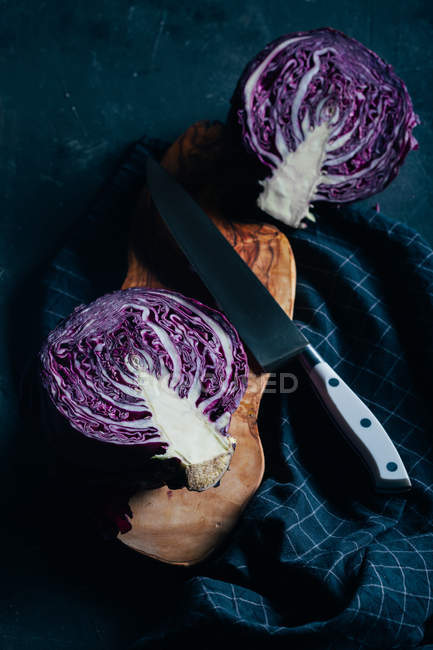 Halved red cabbage on dark — Stock Photo