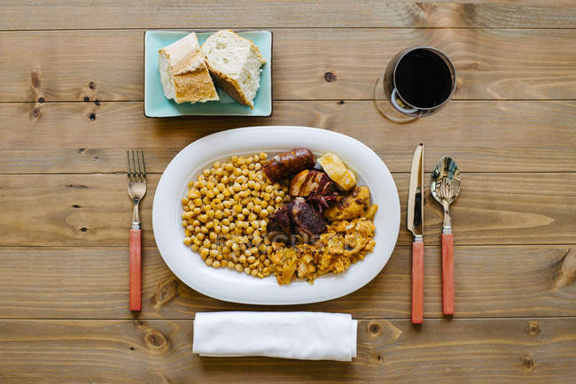 Teller mit Abendessen auf Tisch — Stockfoto