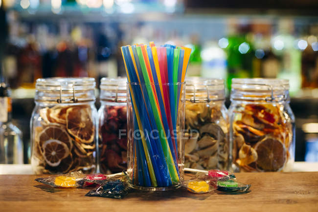 Cannucce e caramelle sul bancone — Foto stock