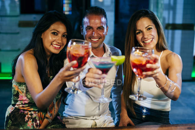 People drinking cocktails and toasting — Stock Photo