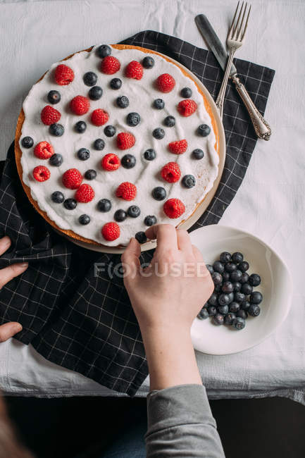 Preparazione torta di bacche con glassa allo yogurt — Foto stock