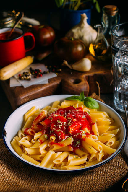 Тарілка макарони з помідорами — стокове фото