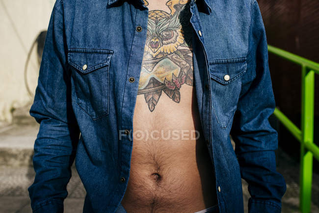 Crop male torso with tattoo — Stock Photo