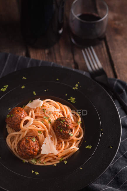 Espaguete com almôndegas e molho de tomate — Fotografia de Stock