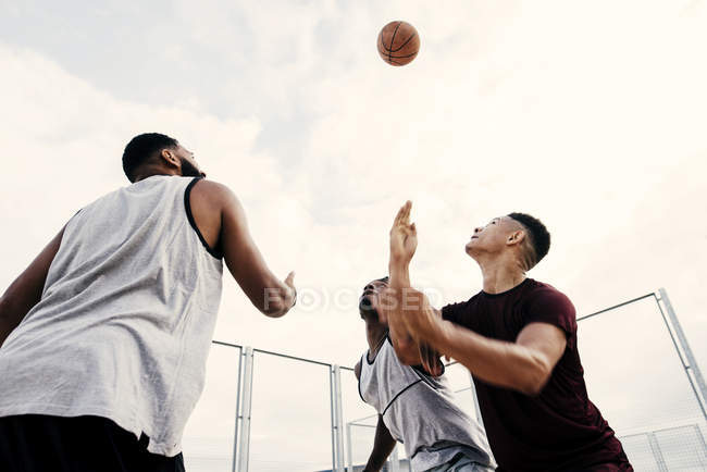 Coup de pied commencer le jeu de basket — Photo de stock