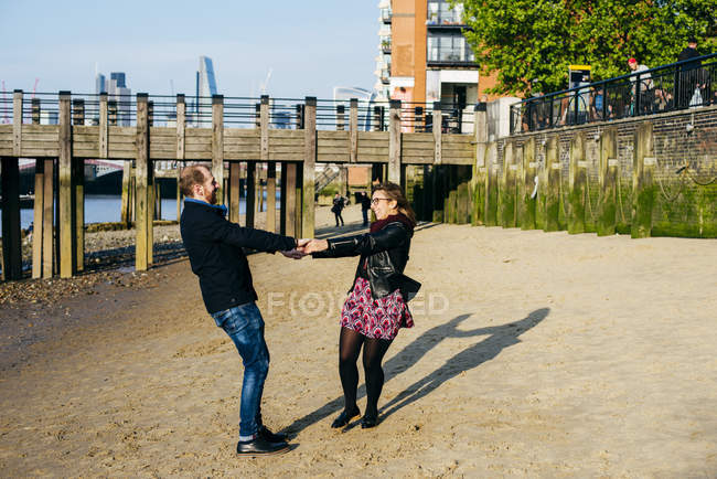 Пара кружляє на пляжі — стокове фото