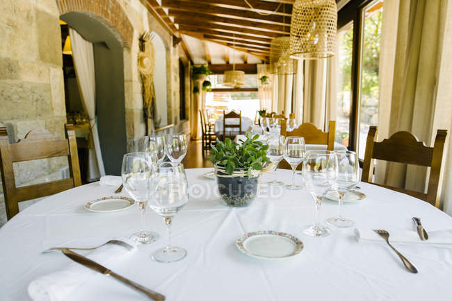 Mesas servidas en restaurante - foto de stock