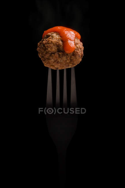 Fourchette avec délicieuse boulette de viande — Photo de stock