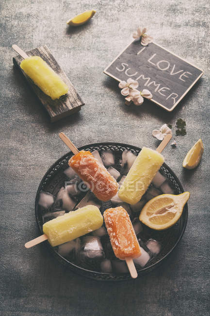 Picolés de laranja e limão — Fotografia de Stock