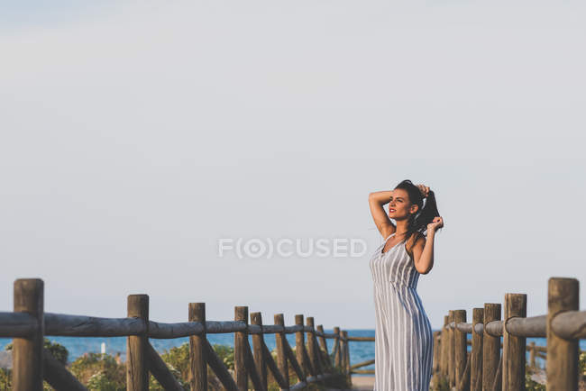 Donna in abito su sentiero di legno — Foto stock