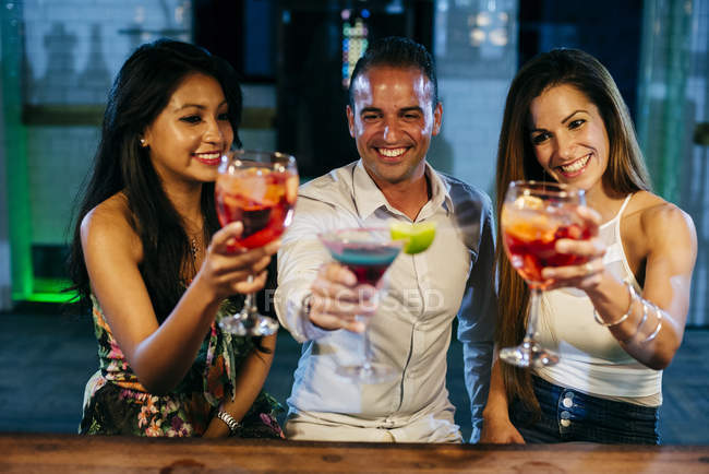 Pessoas a beber cocktails e a brindar — Fotografia de Stock