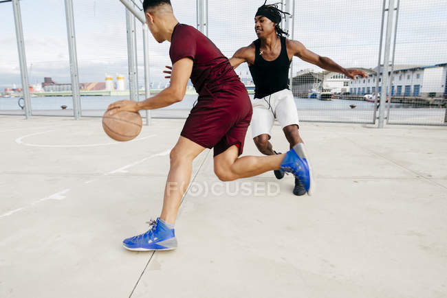 Чоловіки грають у баскетбол — стокове фото