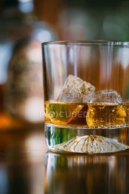 Vaso de whisky en las rocas - foto de stock