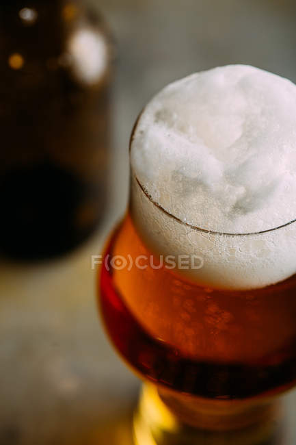 Bicchiere di birra fredda su buio — Foto stock