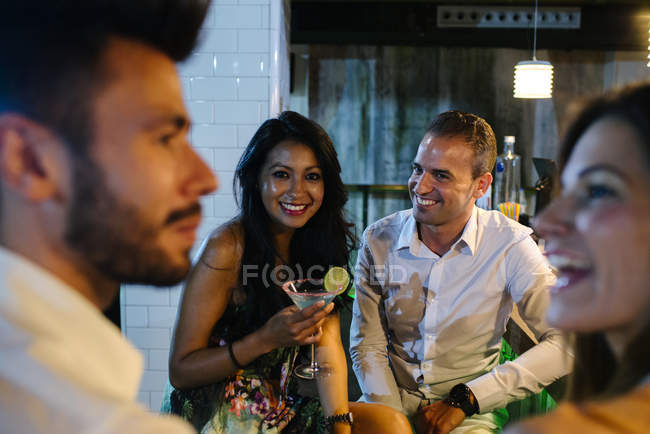Gente bebiendo en el bar — Grupo, bebidas - Stock Photo | #164957346