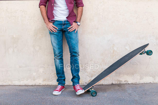 Crop man with longboard — Stock Photo