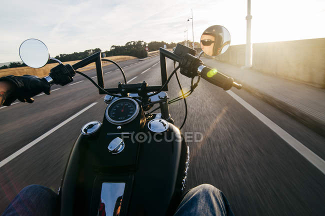 Mann fährt Motorrad — Stockfoto
