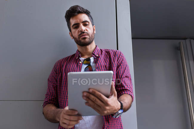 Людина використовує цифровий планшет — стокове фото