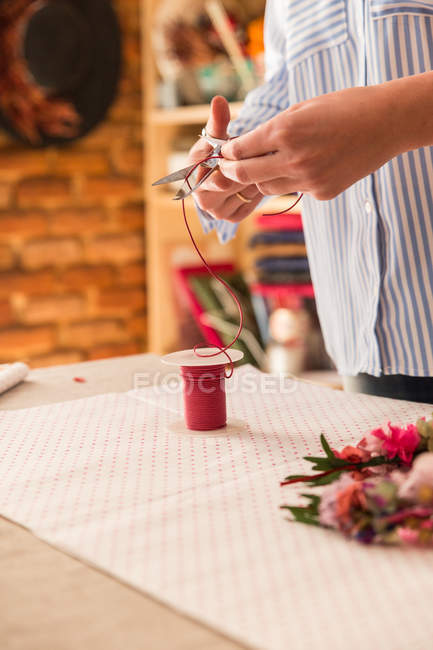 Donna che prepara una confezione regalo — Foto stock