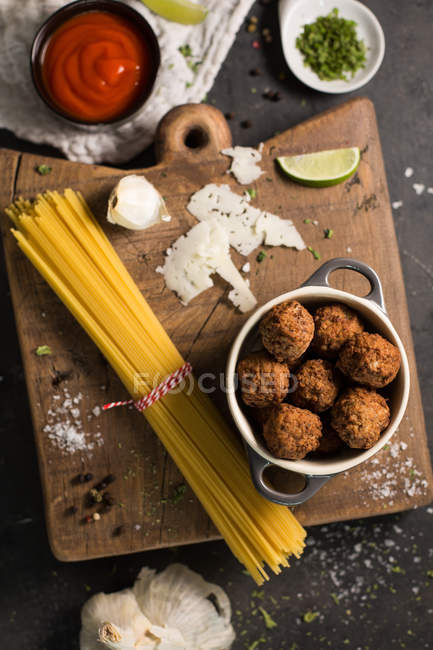 Ingredientes para espaguetis con albóndigas - foto de stock