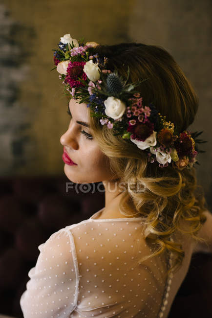 Preciosa mujer en corona de flores - foto de stock