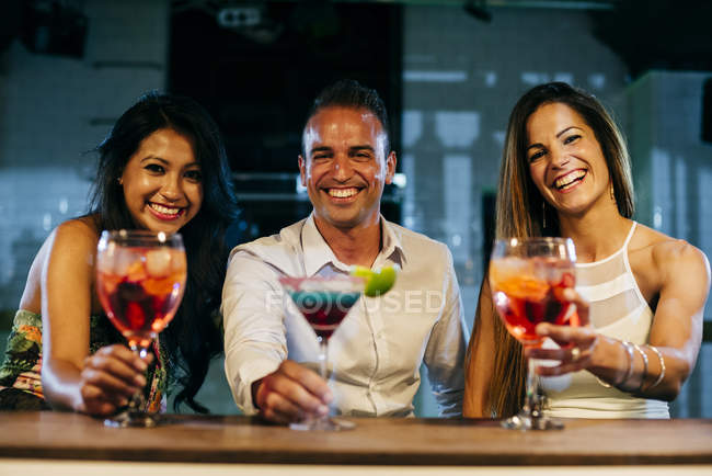 Riendo amigos en el bar - foto de stock