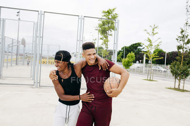 Uomini allegri sul terreno sportivo — Foto stock