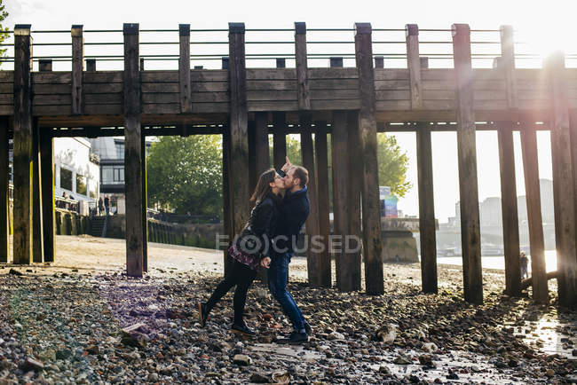 Couple kissing on shore — Stock Photo