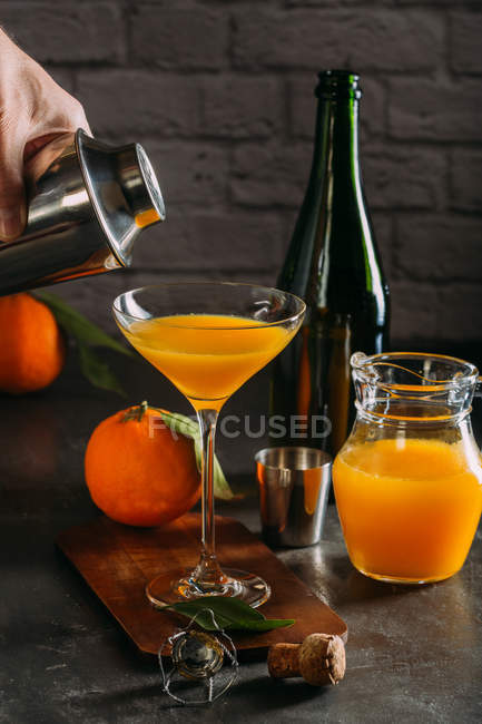 Mimosa cocktail with champagne and orange juice — Stock Photo